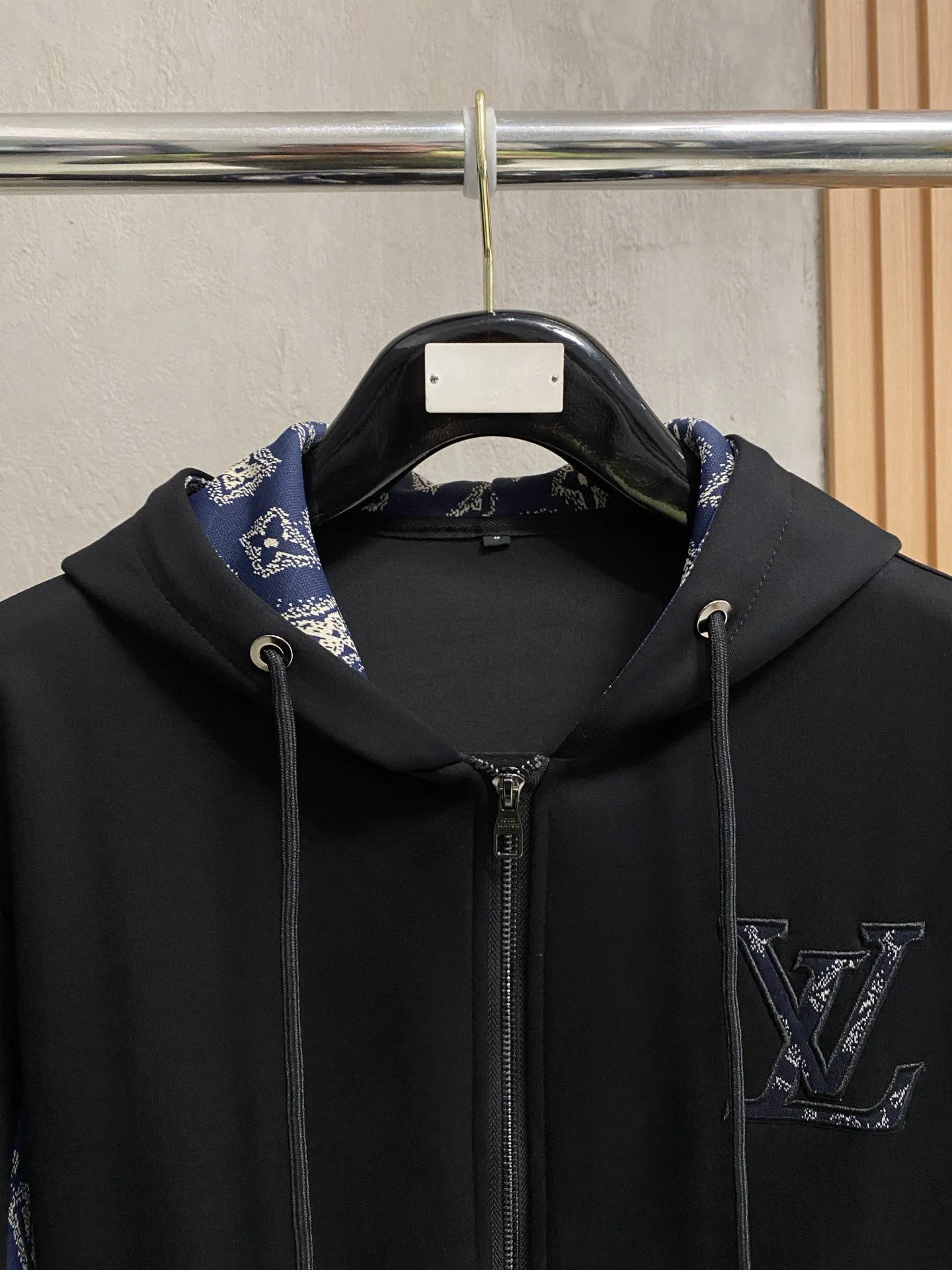 🅿️720 [LV Louis Vuitton] hot-selling suit is coming. Focus on the original version of the official website. 2025 new hot-selling cardigan and sweatshirt suit. The original order is the best. 🇭🇰The meticulous work of top designers. It has a fitting and perfect upper body effect. All-natural high-quality Tencel Roman cotton 100%, close-fitting comfort, noble and elegant! Original hardware embodies elegance and nobility! Counter size: M-3XL (maximum wear up to 190 pounds)